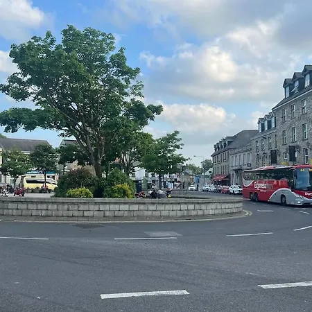 In The Country Yet Close To Town * 도니골