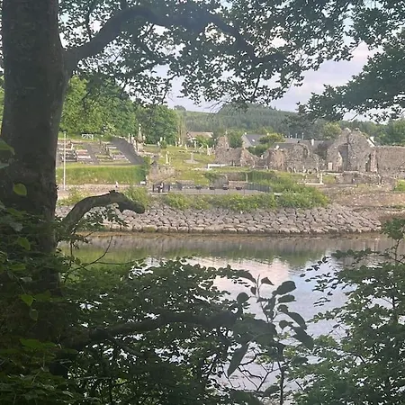 In The Country Yet Close To Town Nyaraló *